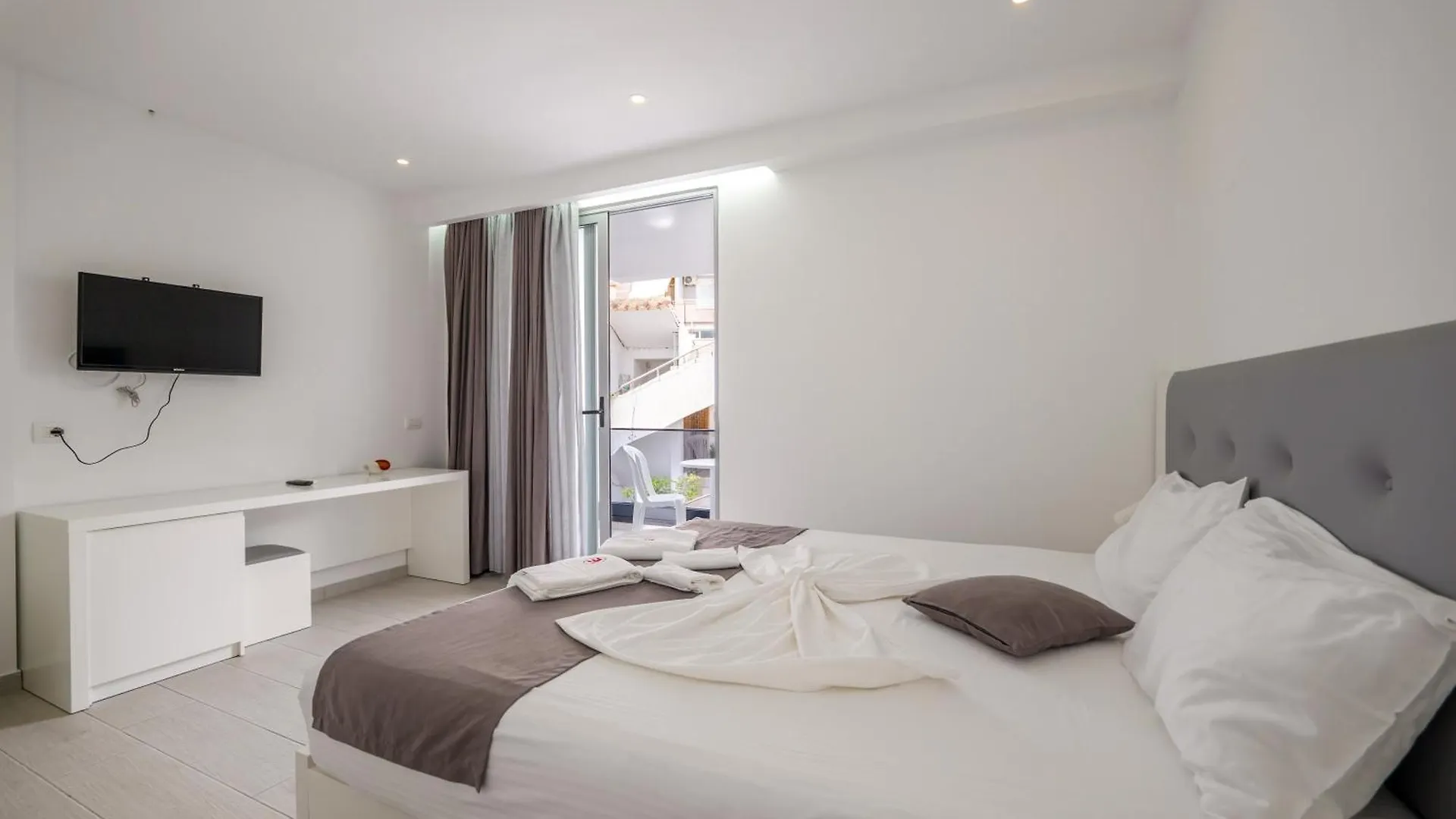 Vila Era Beach Sarande Hotel